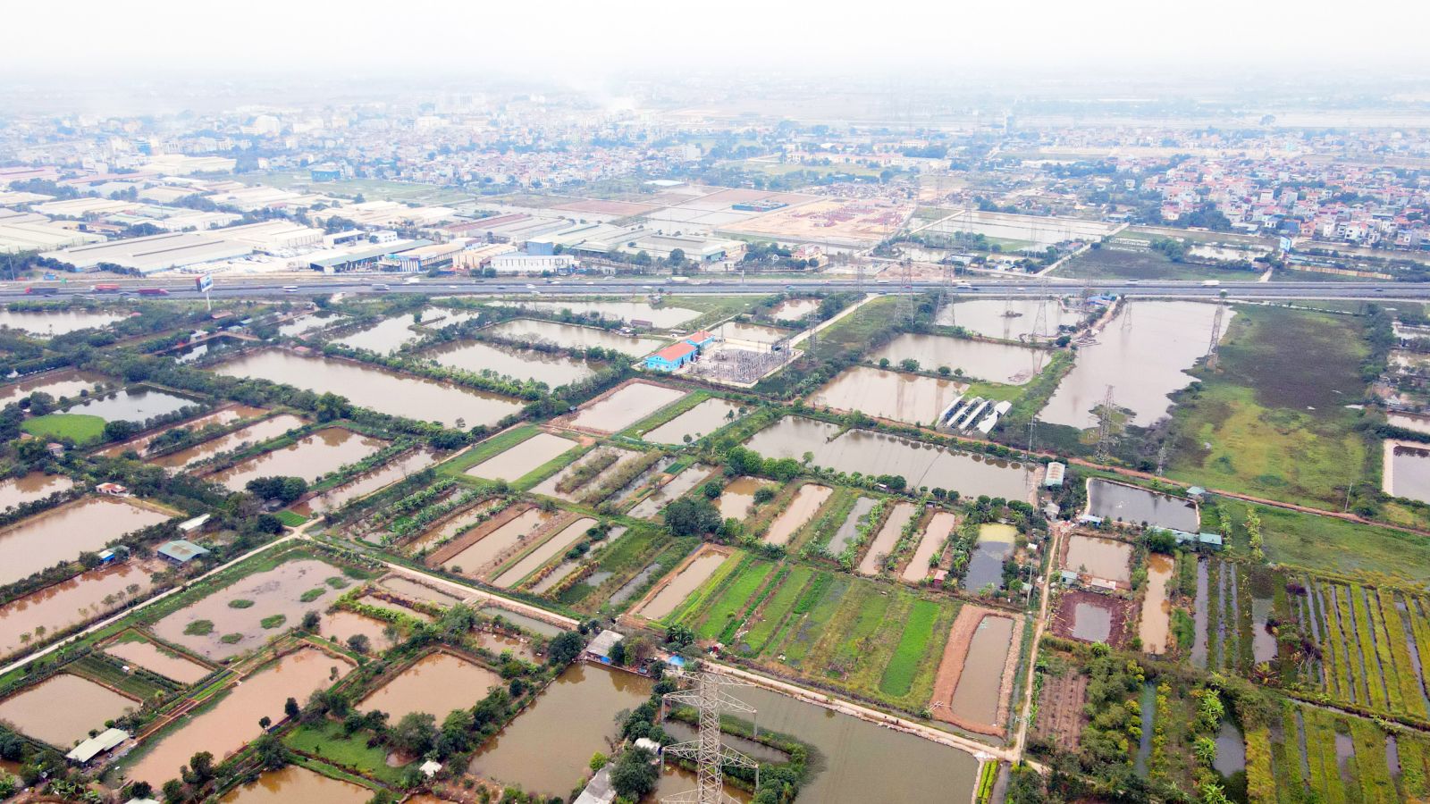 Chồng mua đất đứng tên sổ đỏ một mình, là tài sản riêng hay chung?