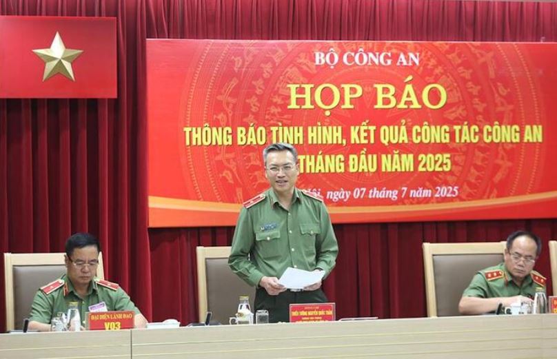 Thiếu tướng Nguyễn Quốc Toản, Chánh Văn phòng, Người phát ngôn Bộ Công an thông tin tại họp báo.