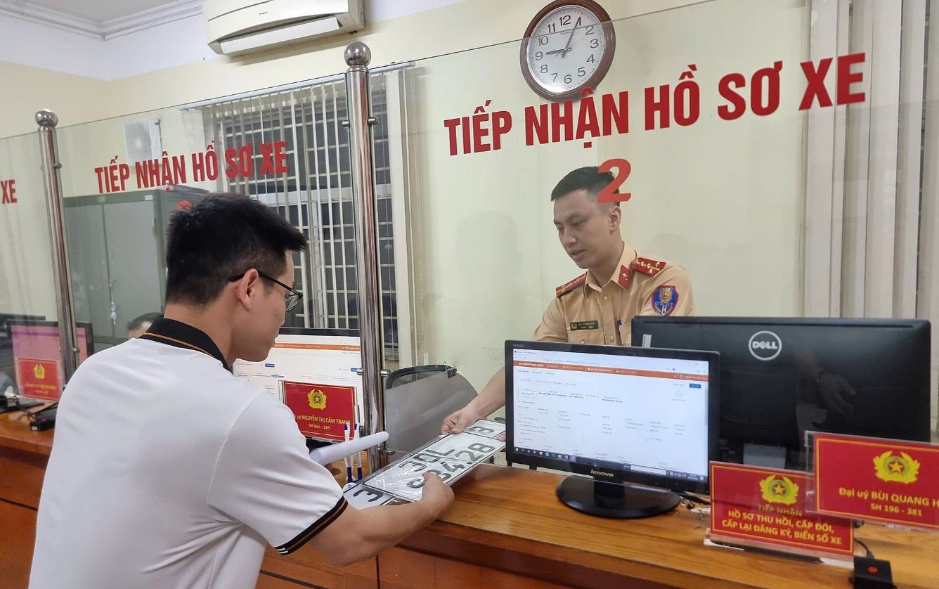Người dân hoàn thiện thủ tục đăng ký, nhận biển số tại cơ quan Công an. Ảnh: Công an Hà Nội